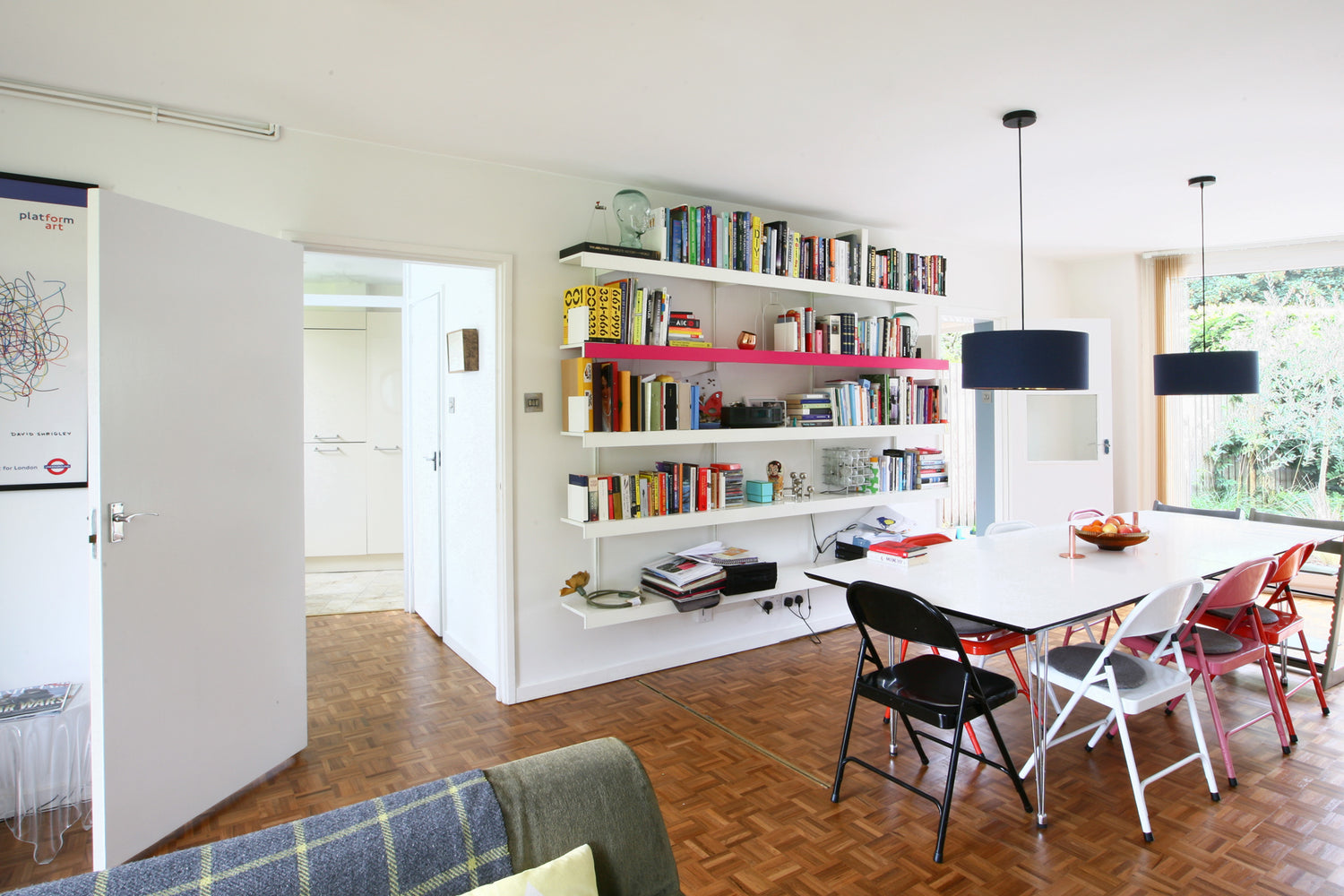 Book shelving system wall mounted in modern span house