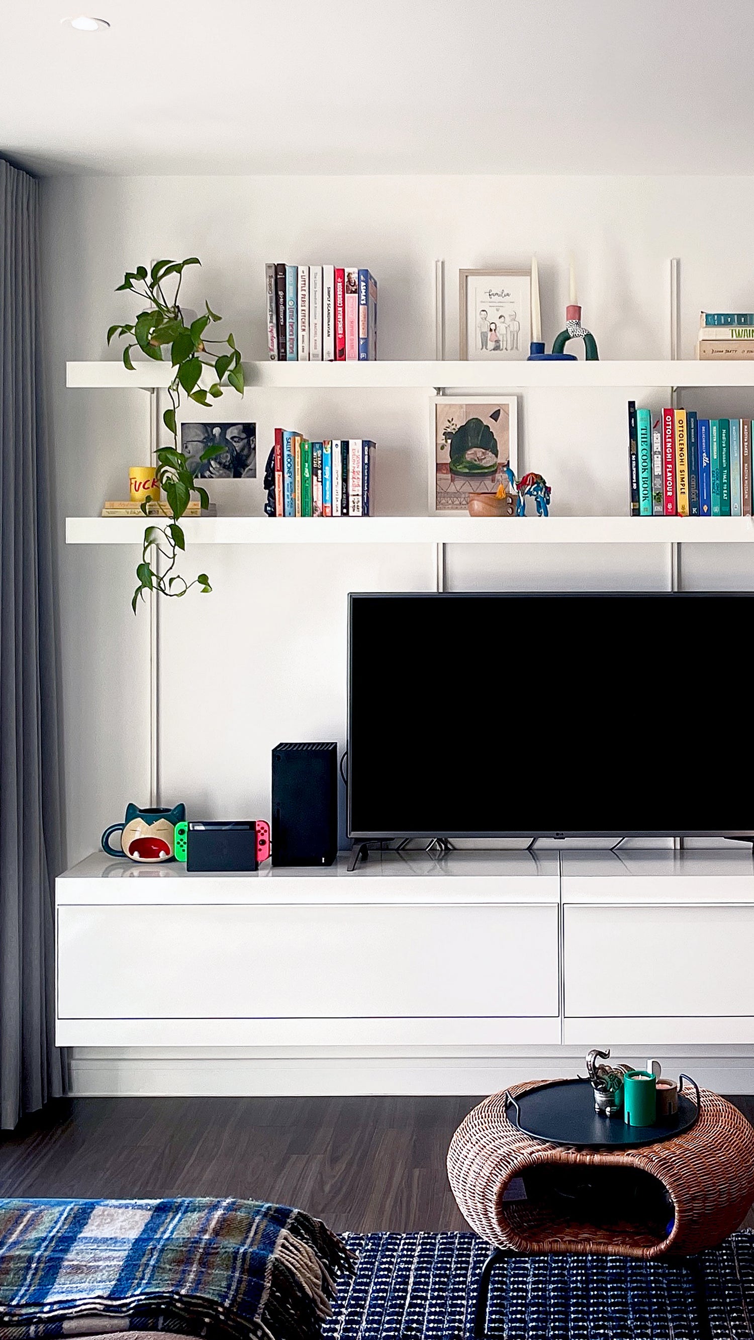 TV modular shelving system in white