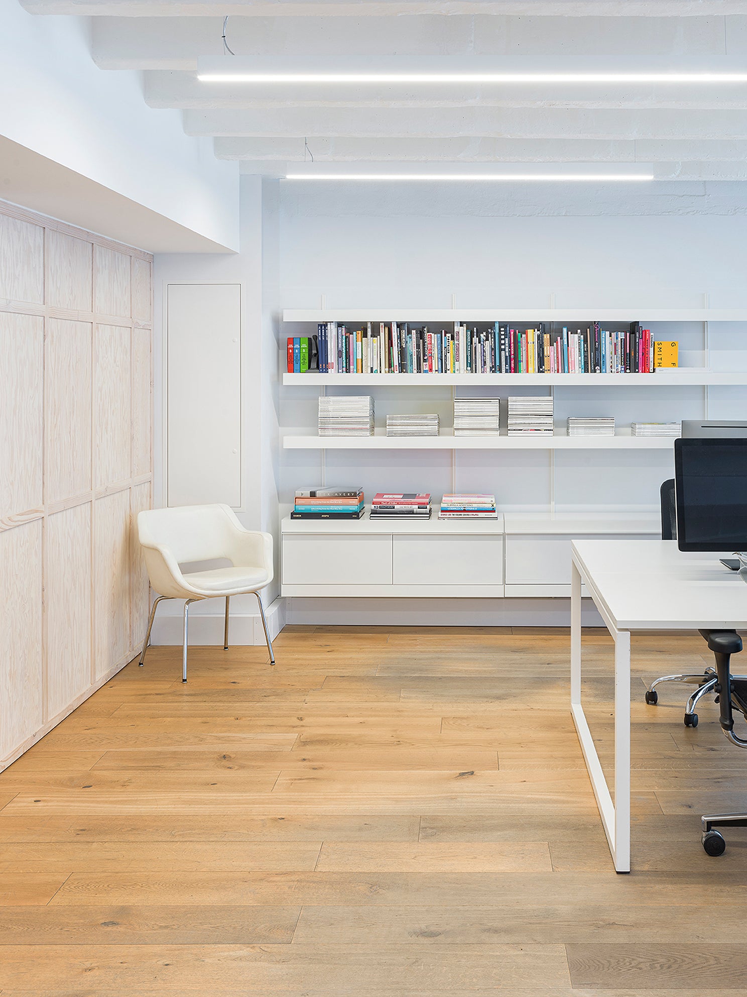 office wall mounted shelving system in white officesandm
